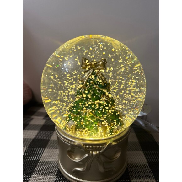 New Sugar & Snow Christmas Tree Snow Glob LED, Gold Bow Base. - Picture 4 of 4